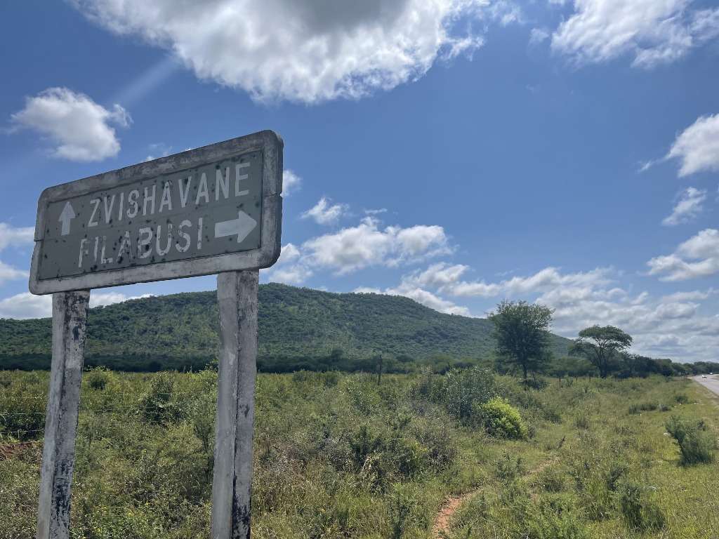 Sign pointing towards Zvishavane and Filabusi